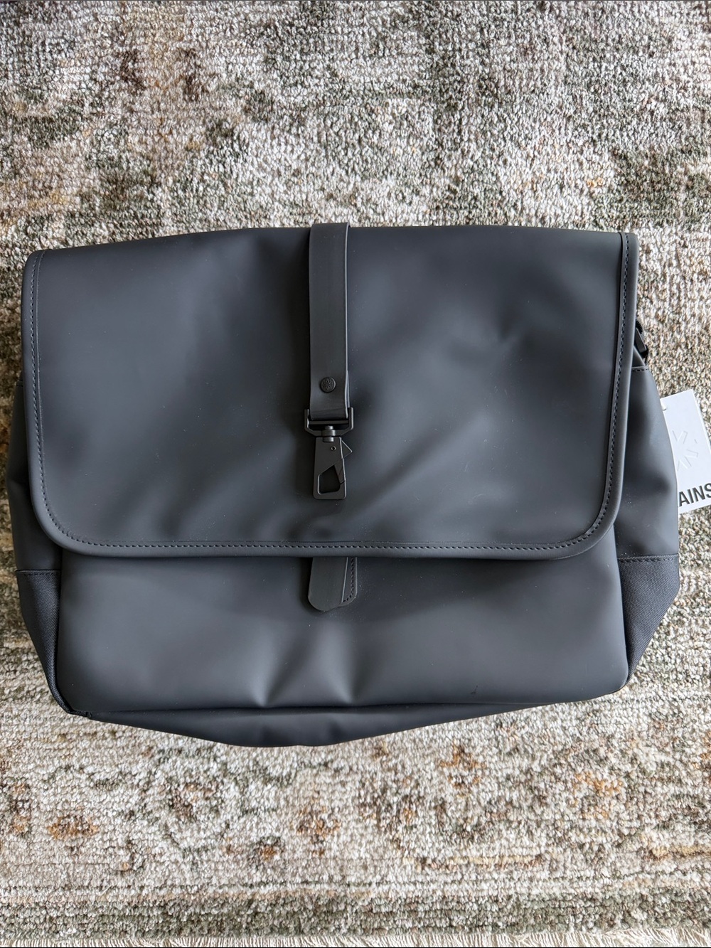 RAINS Messenger Bag W3 Black Waterproof Laptop Commuter Bag NWT - Picture 6 of 16